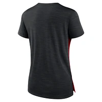 T-shirt Nike rouge/noir Atlanta Falcons Impact Exceed Performance à col cranté pour femme