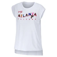 WEAR by Erin Andrews T-shirt blanc des Falcons d'Atlanta Salutations de Muscle pour femmes