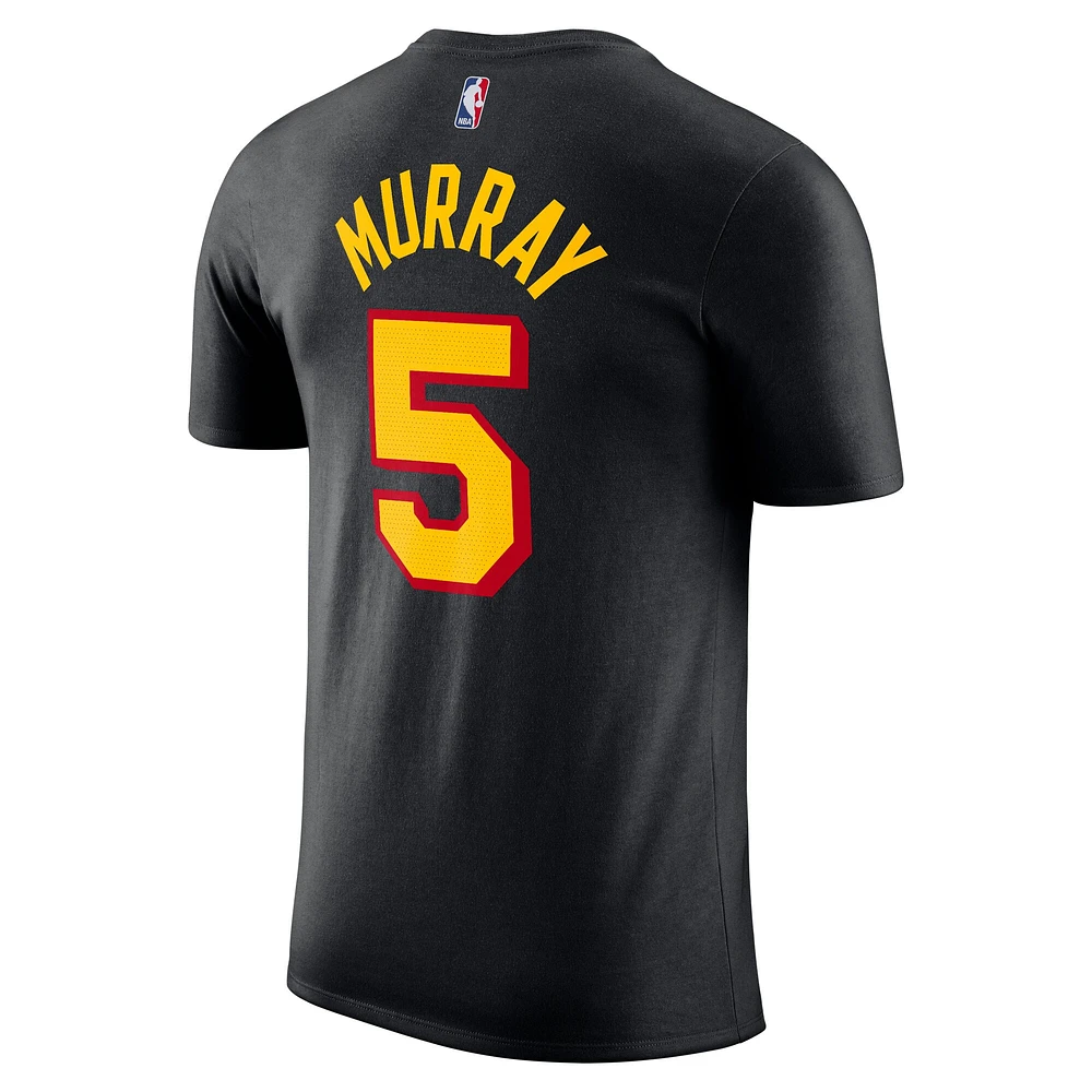 T-shirt Jordan Brand Dejounte Murray noir Atlanta Hawks 2022/23 Statement Edition pour homme avec nom et numéro