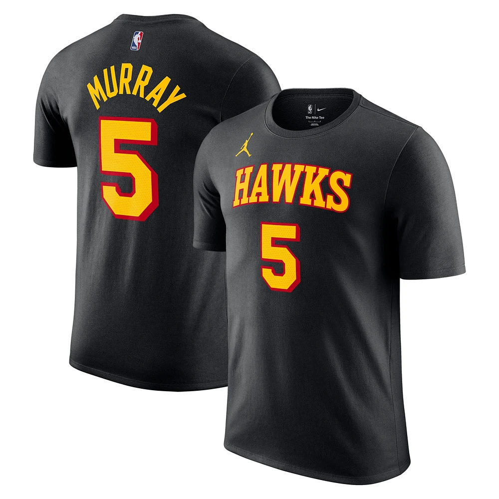 T-shirt Jordan Brand Dejounte Murray noir Atlanta Hawks 2022/23 Statement Edition pour homme avec nom et numéro