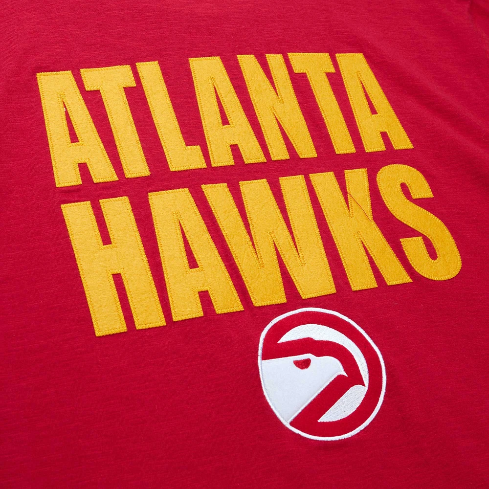 T-shirt flammé légendaire des Atlanta Hawks Hardwood Classics rouge Mitchell & Ness pour homme