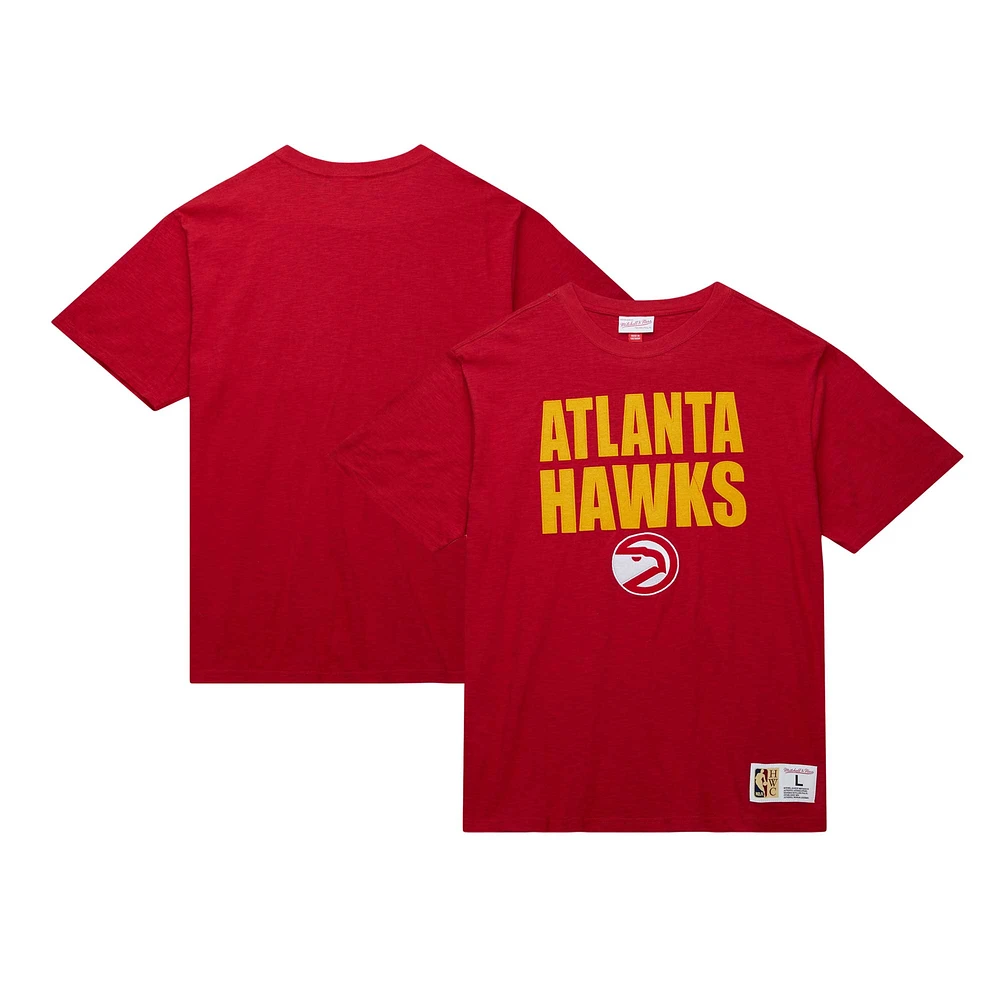 T-shirt flammé légendaire des Atlanta Hawks Hardwood Classics rouge Mitchell & Ness pour homme