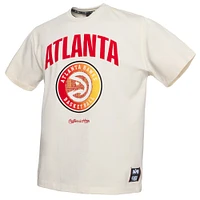T-shirt premium NBA x Two Hype Cream pour homme de la collection Culture & Hoops des Atlanta Hawks