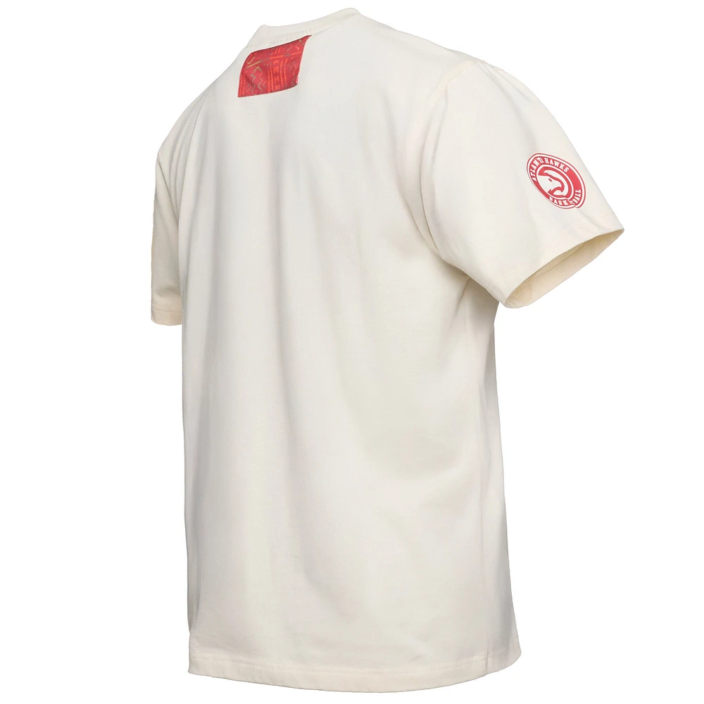 T-shirt premium NBA x Two Hype Cream pour homme de la collection Culture & Hoops des Atlanta Hawks