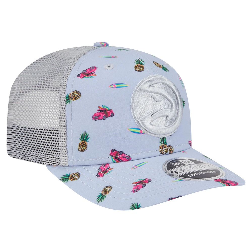 Casquette extensible à bouton-pression New Era bleu clair/gris Atlanta Hawks Adventure Aloha Pattern 9SEVENTY pour homme