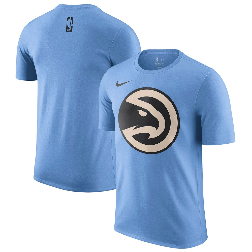 T-shirt Nike bleu clair Atlanta Hawks City Edition Essential Logo pour homme 2024/25