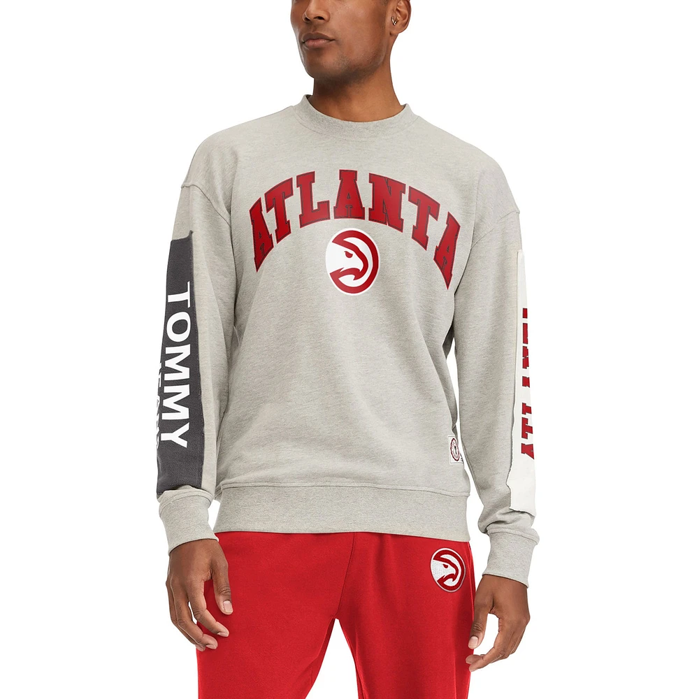 Sweat Tommy Jeans Atlanta Hawks James Patch gris pour homme