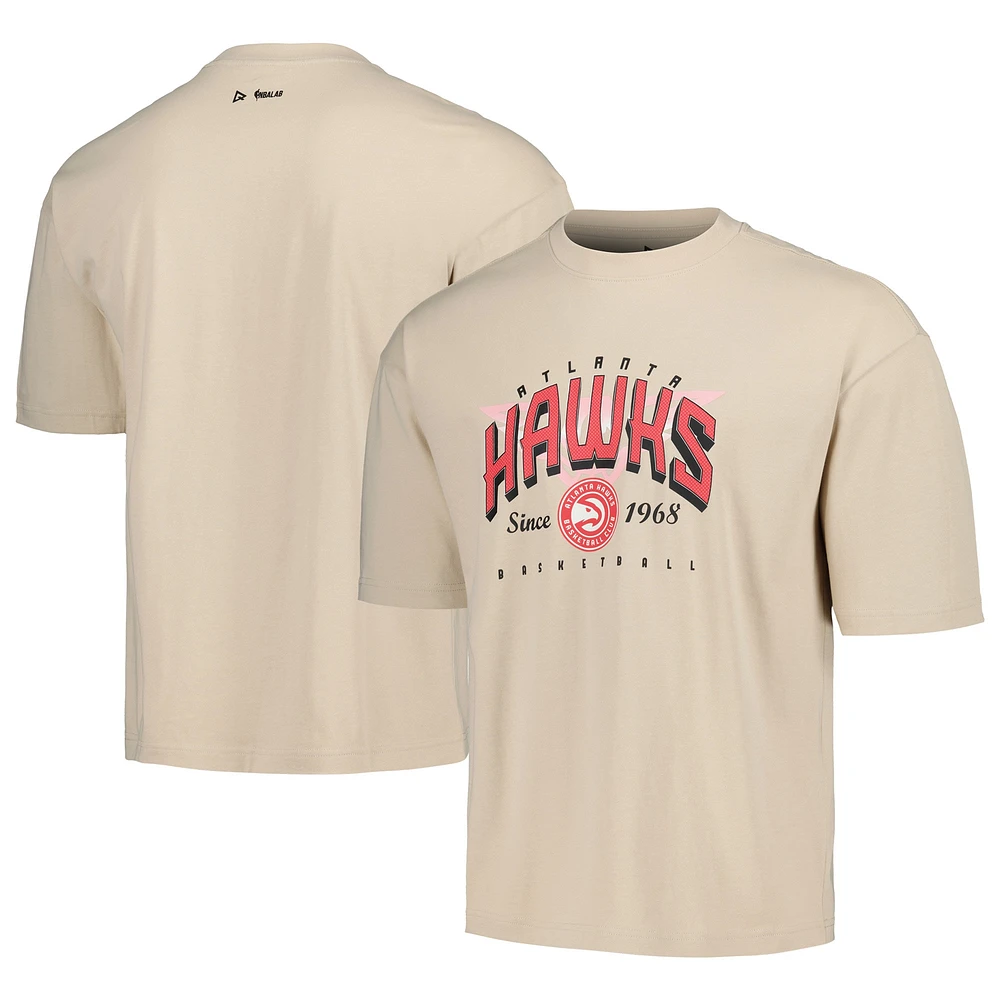 T-shirt unisexe à demi-manches confortable Qore Cream Atlanta Hawks Game Day