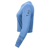 T-shirt court à manches longues et coupe slim pour femme Nike Atlanta Hawks City Edition 2024/25 Essential Logo bleu clair