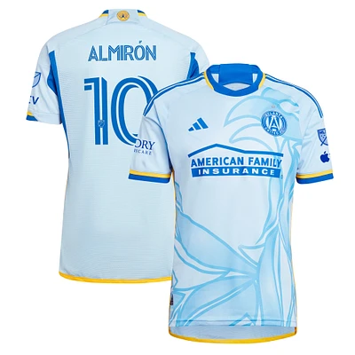 Maillot de joueur authentique adidas Miguel Almiron bleu clair Atlanta United FC 2024 The Resurgens Kit pour homme