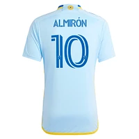 Maillot de joueur réplique adidas Miguel Almiron bleu clair Atlanta United FC 2024 The Resurgens Kit pour homme