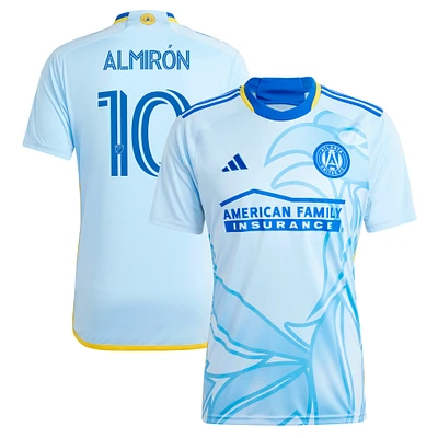 Maillot de joueur réplique adidas Miguel Almiron bleu clair Atlanta United FC 2024 The Resurgens Kit pour homme