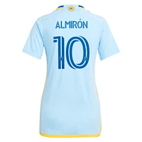 Maillot de joueur réplique adidas Miguel Almiron bleu clair Atlanta United FC 2024 The Resurgens Kit pour femme