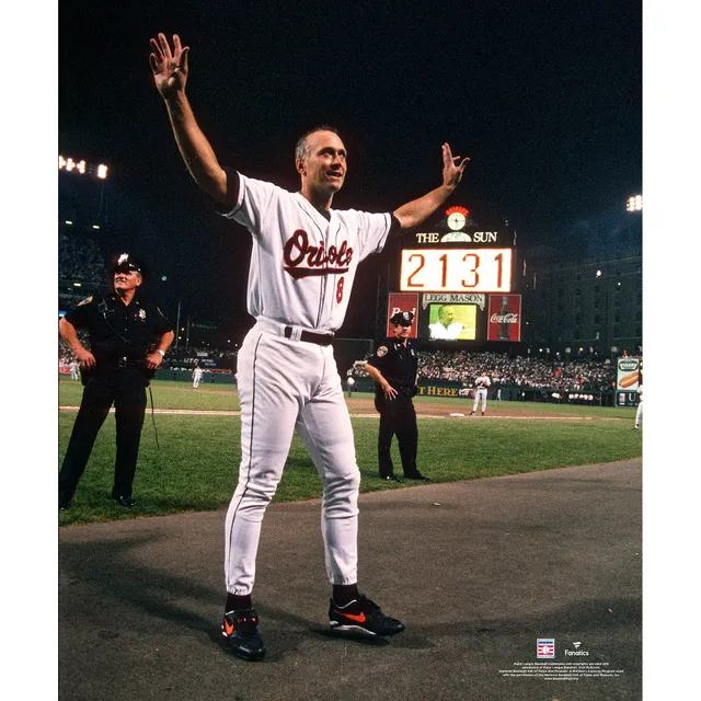 Cal Ripken Jr. Baltimore Orioles Unsigned Acknowledge Fans for Playing in His 2131st Consecutive MLB Game Photograph