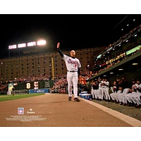 Cal Ripken Jr., joueur non signé des Orioles de Baltimore, salue alors qu'il quitte le dernier match sa carrière