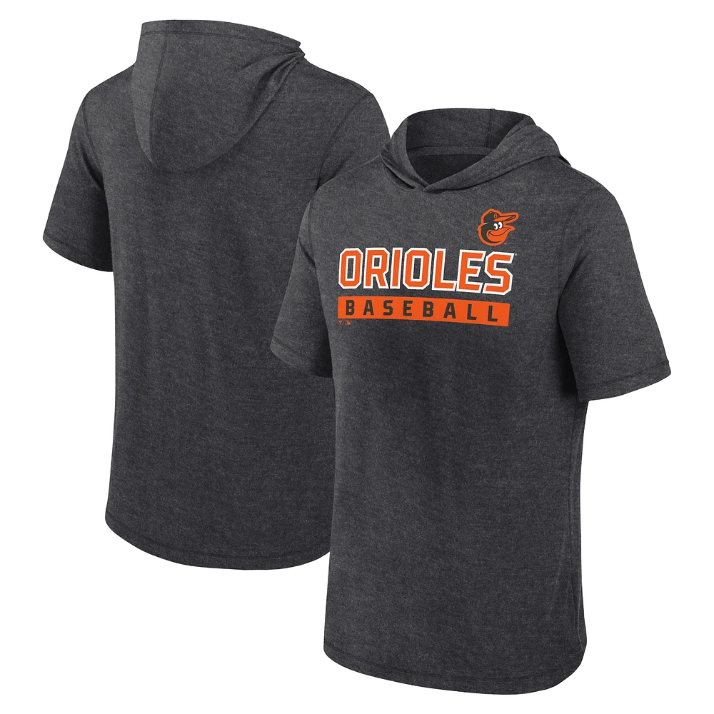 Sweat à capuche manches courtes pour hommes Fanatics Heather Charcoal Baltimore Orioles Push