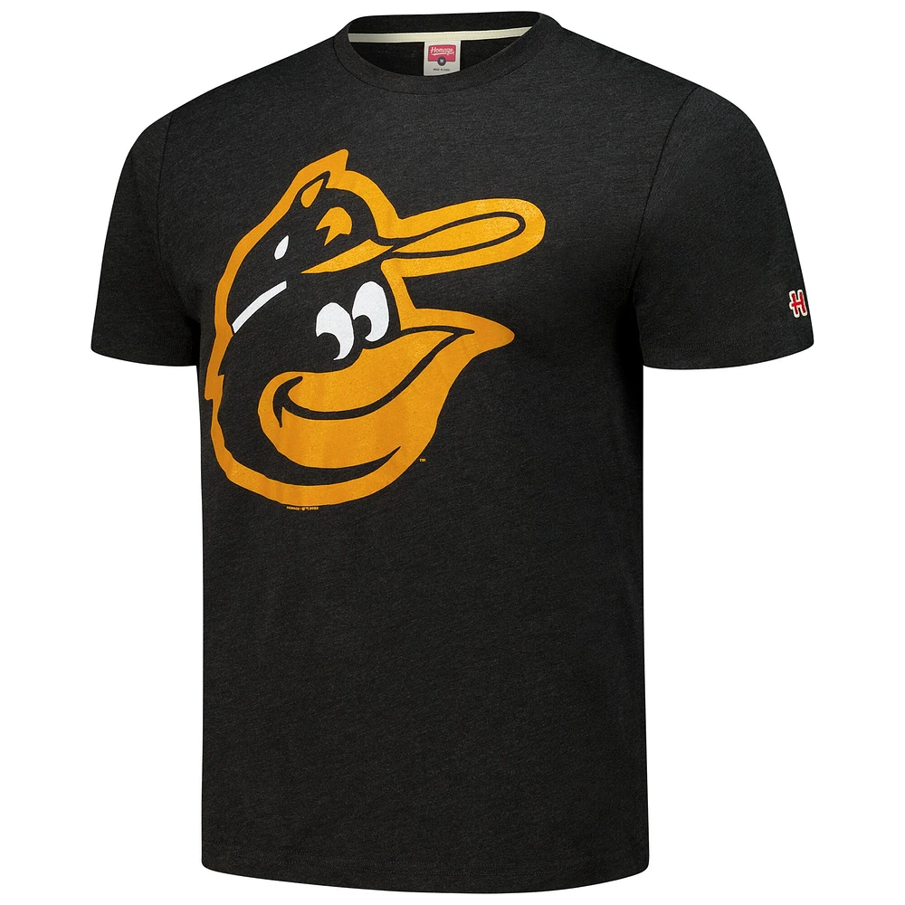 T-shirt à trois mélanges avec logo dessiné la main Homage Charcoal Orioles de Baltimore pour homme