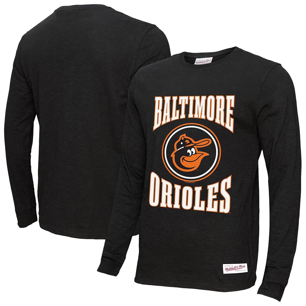 T-shirt à manches longues flammé avec logo arqué noir des Orioles de Baltimore pour homme Mitchell & Ness