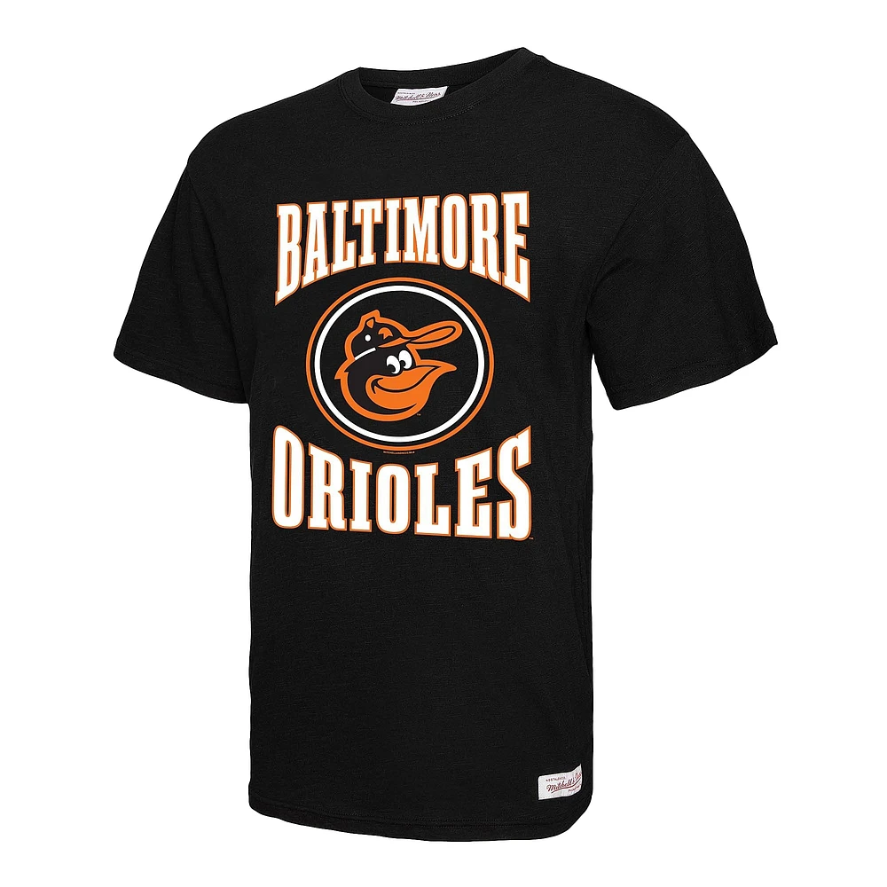 T-shirt noir à logo arqué Mitchell & Ness pour homme avec flammé des Orioles de Baltimore