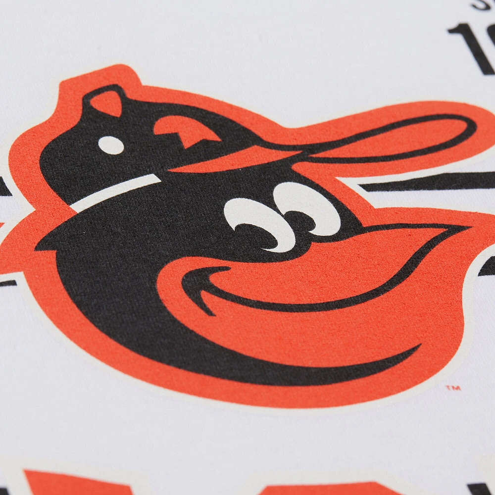 T-shirt blanc Mitchell & Ness pour homme, collection Cooperstown, « Origines de l'équipe » des Baltimore Orioles