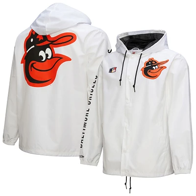 Veste d'entraîneur à capuche vintage Mitchell & Ness blanche des Baltimore Orioles pour homme
