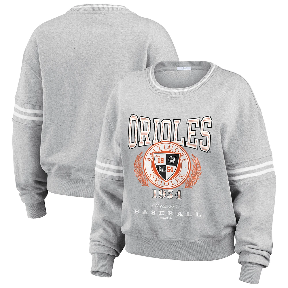 Sweat-shirt à écusson national des Baltimore Orioles pour femme WEAR by Erin Andrews, gris chiné