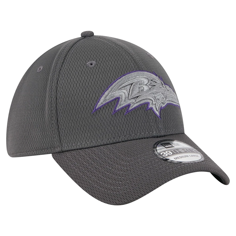 Casquette New Era Graphite Baltimore Ravens Main 39THIRTY Flex pour homme