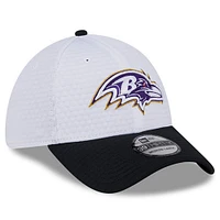 Men's New Era White/Black Baltimore Ravens 2024 NFL Training Camp 39THIRTY Flex Hat