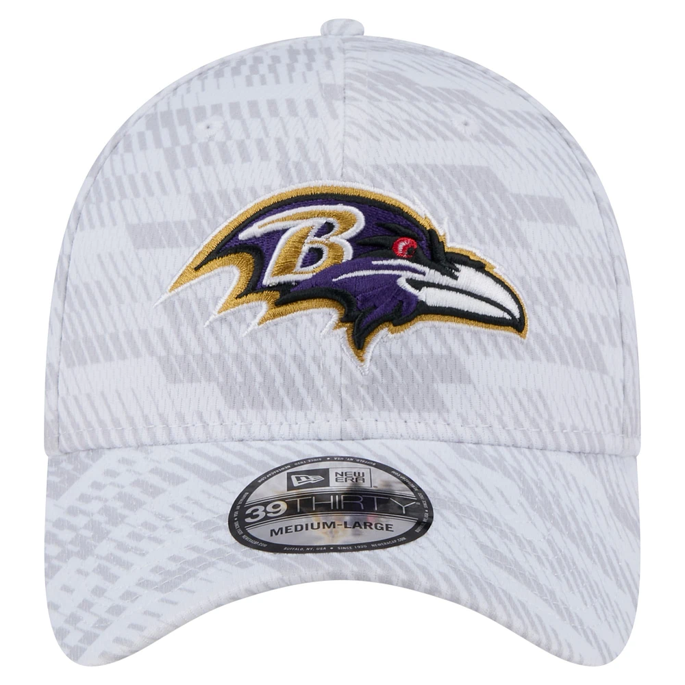 Casquette New Era blanche Baltimore Ravens Gameday Graded 39THIRTY Flex pour homme