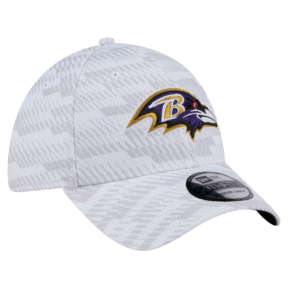 Casquette New Era blanche Baltimore Ravens Gameday Graded 39THIRTY Flex pour homme