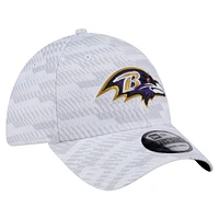 Casquette New Era blanche Baltimore Ravens Gameday Graded 39THIRTY Flex pour homme