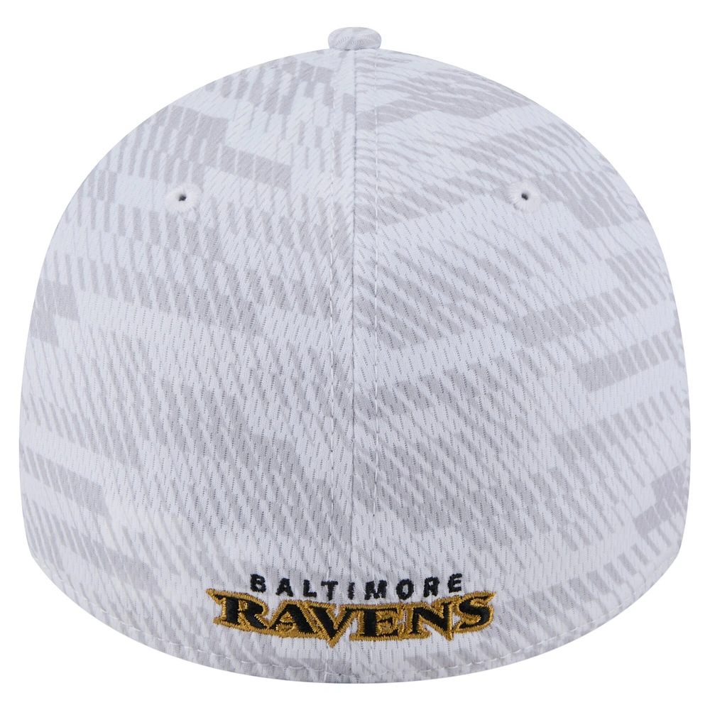 Casquette New Era blanche Baltimore Ravens Gameday Graded 39THIRTY Flex pour homme