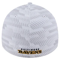 Casquette New Era blanche Baltimore Ravens Gameday Graded 39THIRTY Flex pour homme
