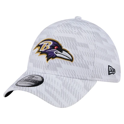 Casquette New Era blanche Baltimore Ravens Gameday Graded 39THIRTY Flex pour homme