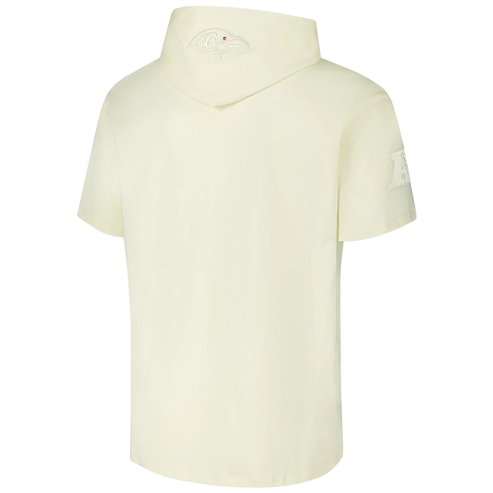 Sweat à capuche manches courtes neutre Pro Standard Cream Baltimore Ravens pour hommes