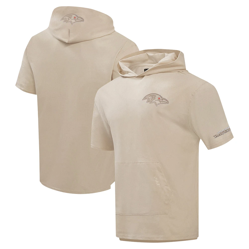 Sweat à capuche manches courtes pour homme Pro Standard Tan Baltimore Ravens Neutrals Capsule