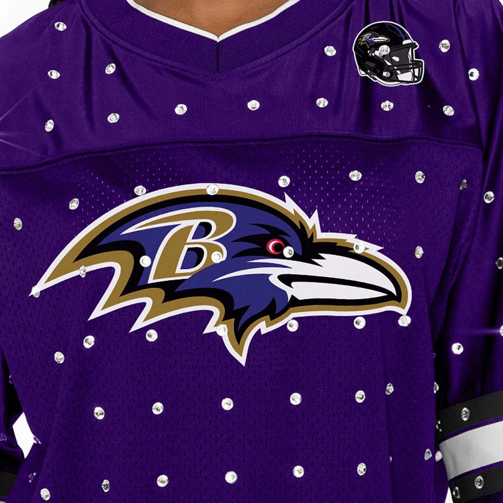 T-shirt à col en V jersey rayures sportives et strass pour femme Gameday Couture Purple Baltimore Ravens Kickoff Time