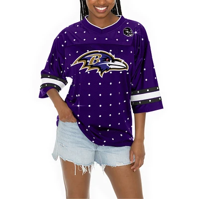 T-shirt à col en V jersey rayures sportives et strass pour femme Gameday Couture Purple Baltimore Ravens Kickoff Time