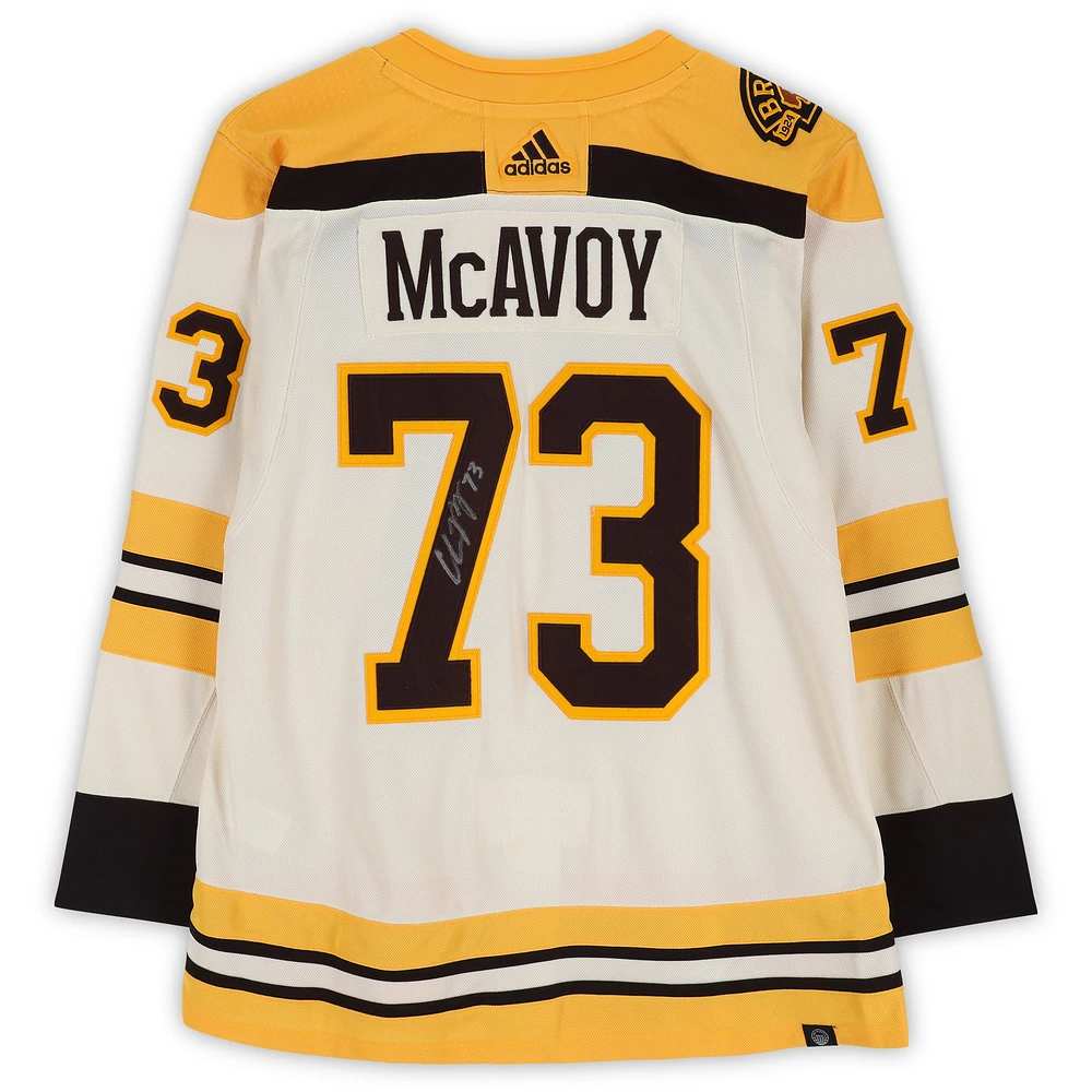 Maillot authentique adidas beige alternatif autographié par Charlie McAvoy des Boston Bruins avec patch 100e anniversaire