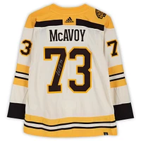 Maillot authentique adidas beige alternatif autographié par Charlie McAvoy des Boston Bruins avec patch 100e anniversaire