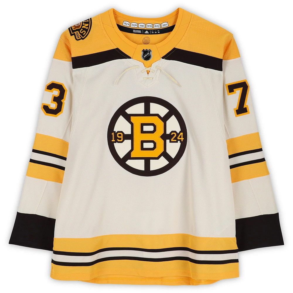 Maillot authentique adidas beige alternatif autographié par Charlie McAvoy des Boston Bruins avec patch 100e anniversaire