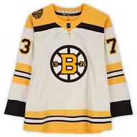 Maillot authentique adidas beige alternatif autographié par Charlie McAvoy des Boston Bruins avec patch 100e anniversaire