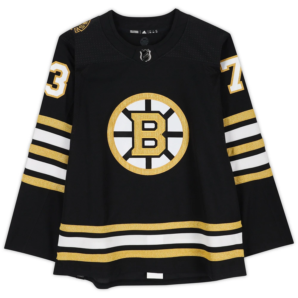 Maillot authentique adidas noir autographié par Charlie McAvoy des Boston Bruins avec patch 100e anniversaire