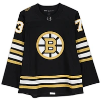 Maillot authentique adidas noir autographié par Charlie McAvoy des Boston Bruins avec patch 100e anniversaire