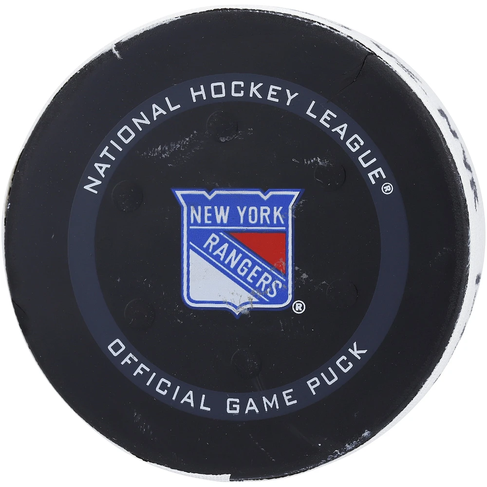 Rondelle de but utilisée par Jack Studnicka pour les Bruins de Boston le 28 septembre 2021 contre les Rangers de New York