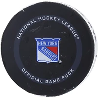 Rondelle de but utilisée par Jack Studnicka pour les Bruins de Boston le 28 septembre 2021 contre les Rangers de New York