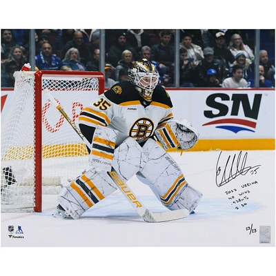 Photographie autographiée du vainqueur du trophée Vézina 2023 des Bruins de Boston, maillot blanc de 16" x 20", avec plusieurs inscriptions - Édition limitée n° 23 sur 23