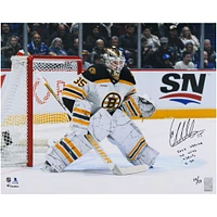 Photographie autographiée du vainqueur du trophée Vézina 2023 des Bruins de Boston, maillot blanc de 16" x 20", avec plusieurs inscriptions - Édition limitée n° 23 sur 23