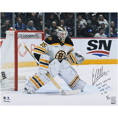 Photographie autographiée par Linus Ullmark des Bruins de Boston du vainqueur du trophée Vézina 2023, maillot blanc de 16" x 20" dans un filet avec plusieurs inscriptions - Édition limitée à 23 exemplaires