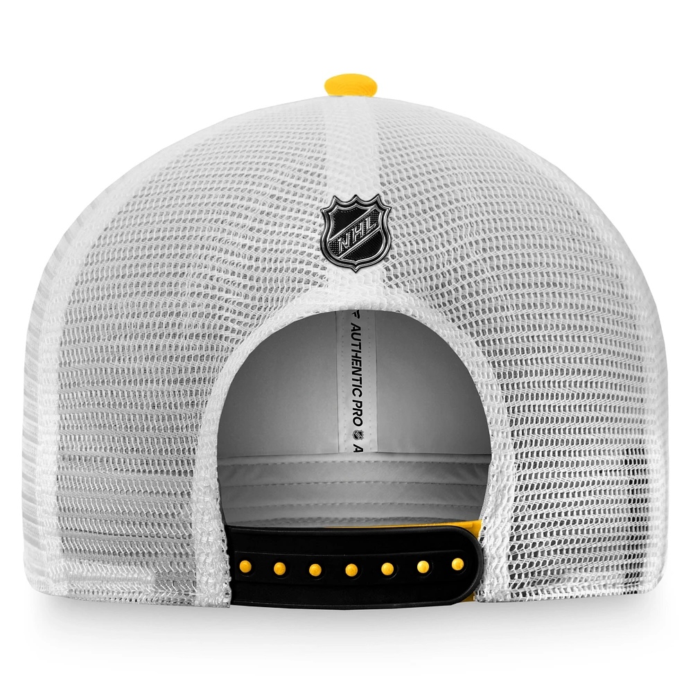 Casquette Snapback authentique Pro Rink Trucker Fanatics or/blanc des Bruins de Boston pour hommes